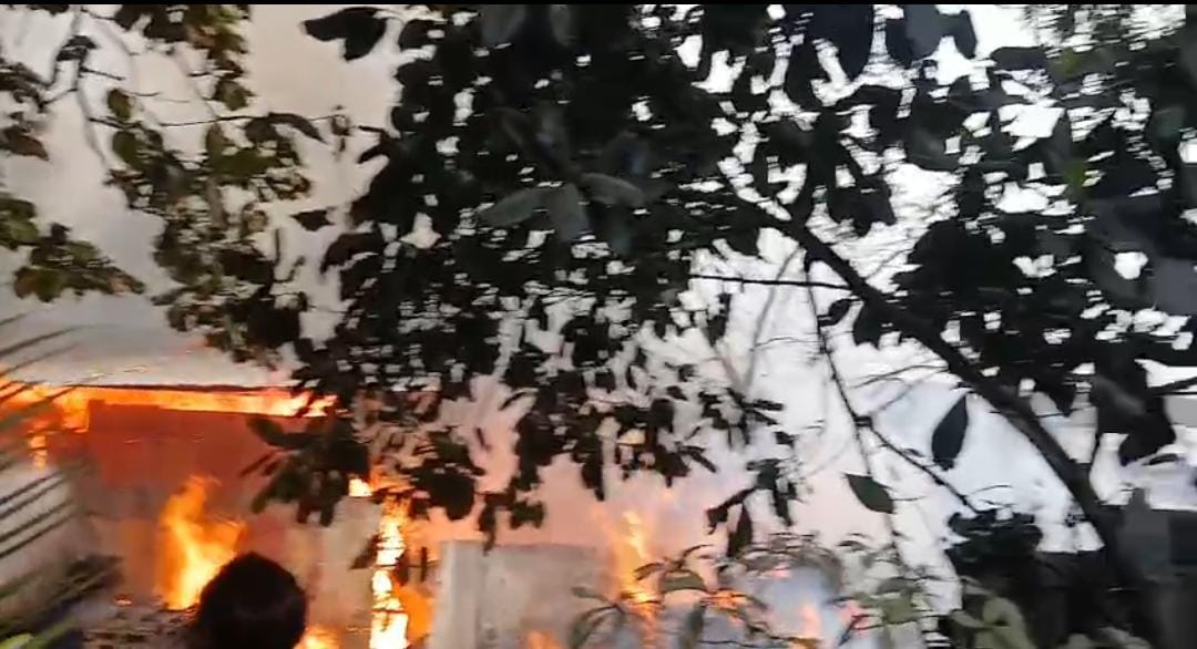 Bharat Samachar TV | अदावली–भुतवली परिसरात भीषण आग; बेकायदेशीर गोदाम आगीत भस्मसात